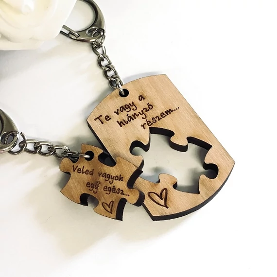 Szerelmespár fa kulcstartó dögcédula + puzzle