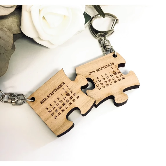 Dekoratív tömörfa naptáros puzzle kulcstartó
