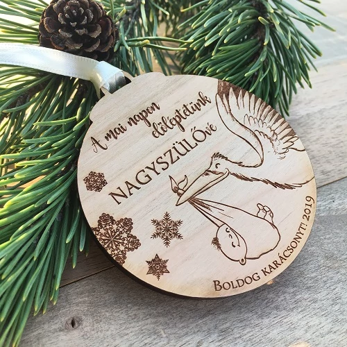 Tömör fa bababejelentő karácsonyfa dísz