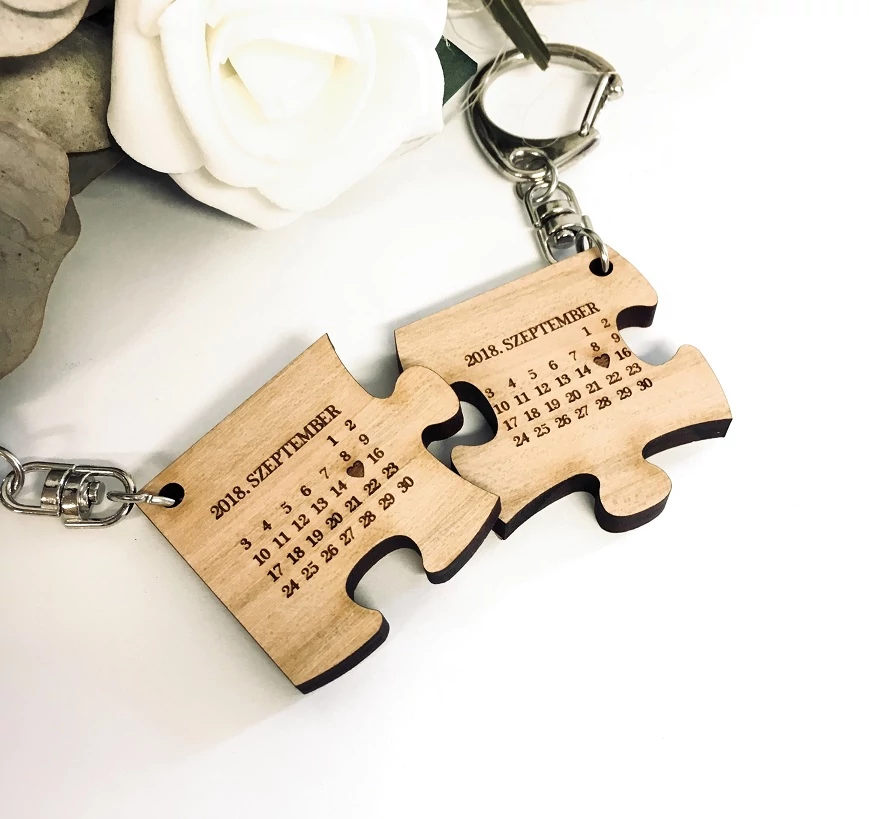 Dekoratív tömörfa naptáros puzzle kulcstartó