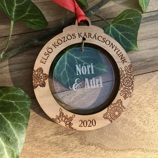 Tömör fa és akril karácsonyfa dísz tetszőleges felirattal